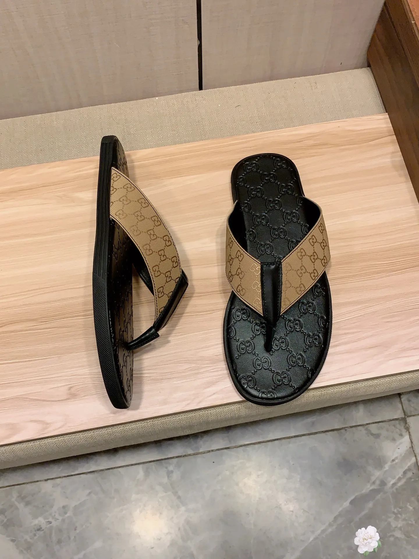 Slippers: New model: Factory price: 260💰💰🎩🎩🔥🔥《 Gucci* 》Series of slippers top purchasing agent🔍🔍Sold at the same time for men, original Italian imported webbing made of selected cowhide, exquisite workmanship,), sole: (super comfortable) original factory special sole, ⚠️exclusive double-layer movable molded sole super comfortable⚠️, real shot🎬the real thing is more beautiful🔍🔍266 regular code 38-44, can be ordered 45.